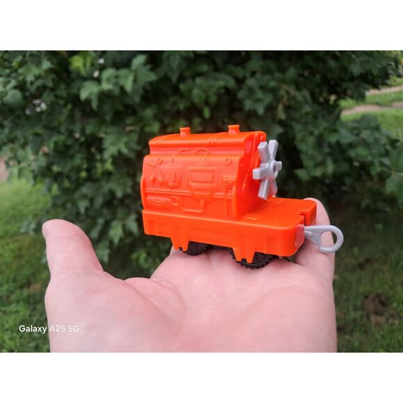 TOMY Trackmaster Thomas & Friends Train car GDV 33 Red  Turning Wheel - Picture 3 of 14